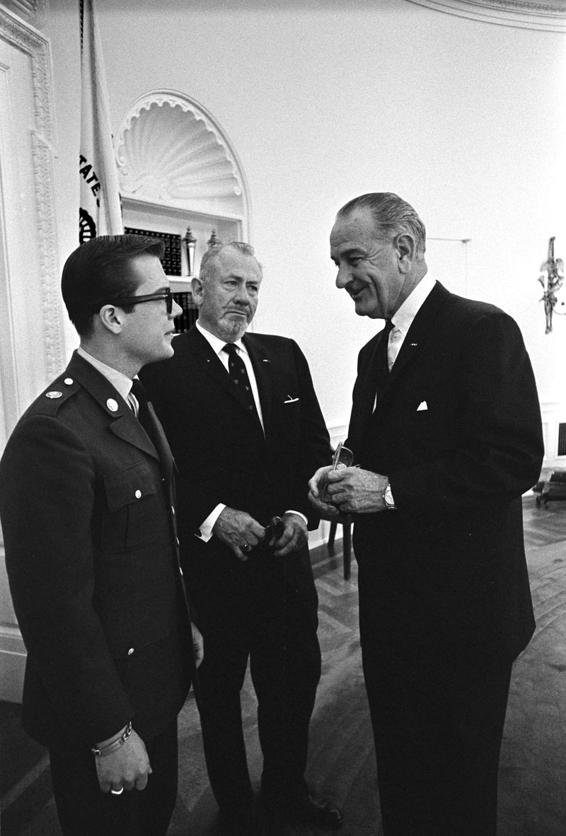 Стейнбек с в гостях у Линдона Джонсона, 1966.