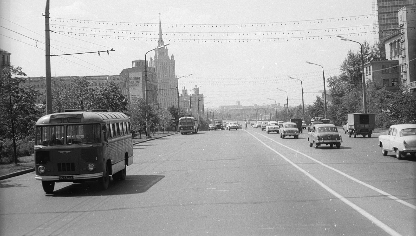 Вид на гостиницу с проспекта Калинина (ул. Новый Арбат), 1967 год.