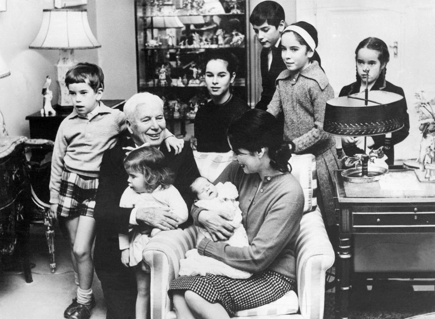 Чарли Чаплин и Уна О'Нил с детьми.