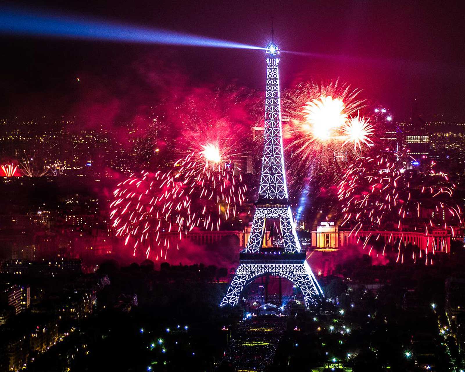 Празднование Дня взятия Бастилии в Париже. 