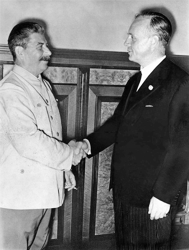 Сталин и Риббентроп в августе 1939 года в Кремле.
