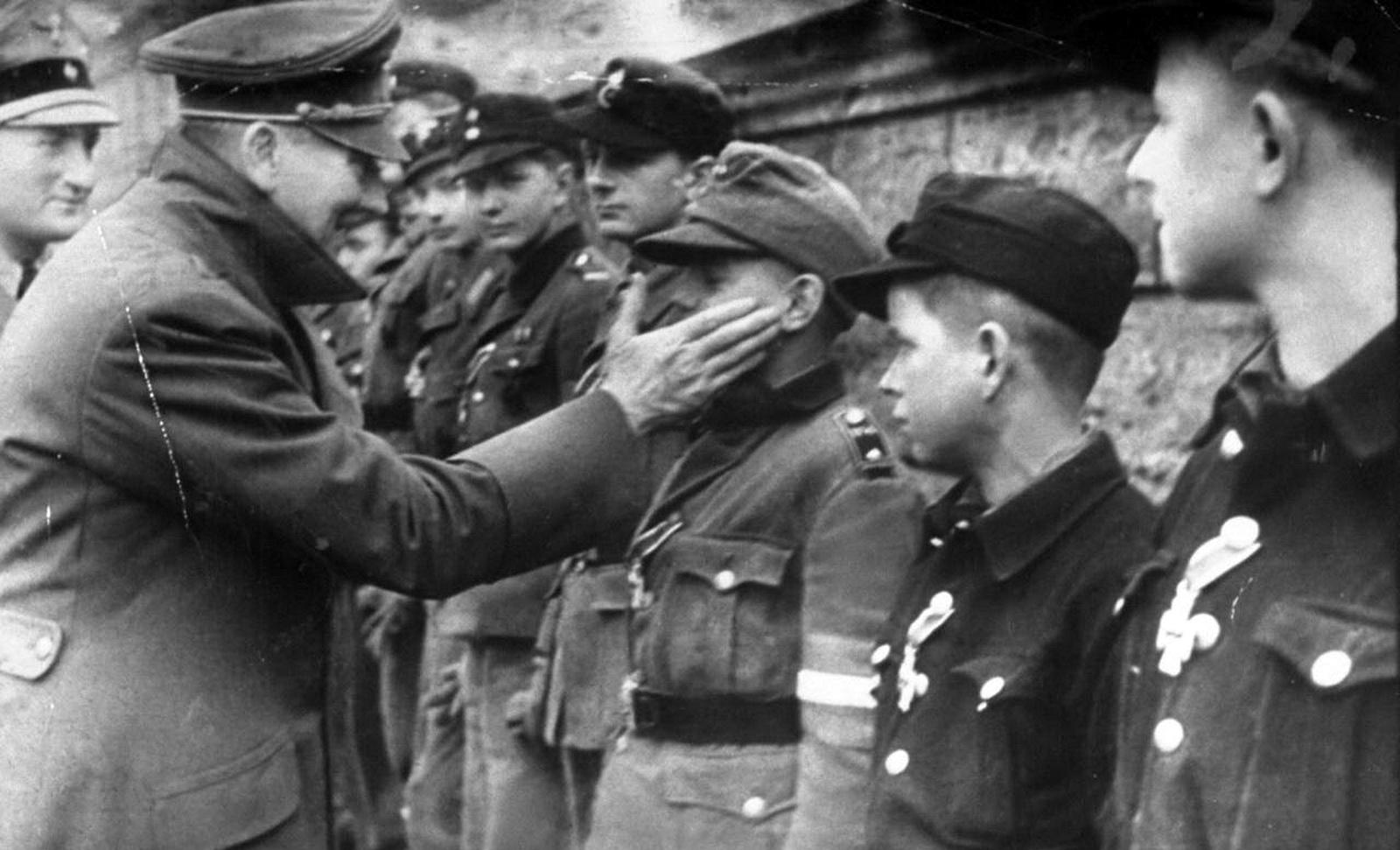Адольф Гитлер приветствует юношей из «Гитлерюгенда». Берлин, 1945 год.