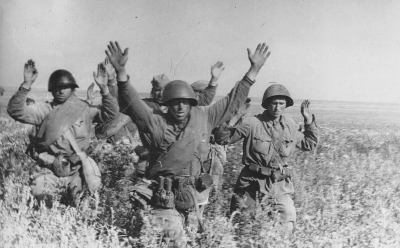 Группа красноармейцев сдается в плен под Уманью, август 1941 года.