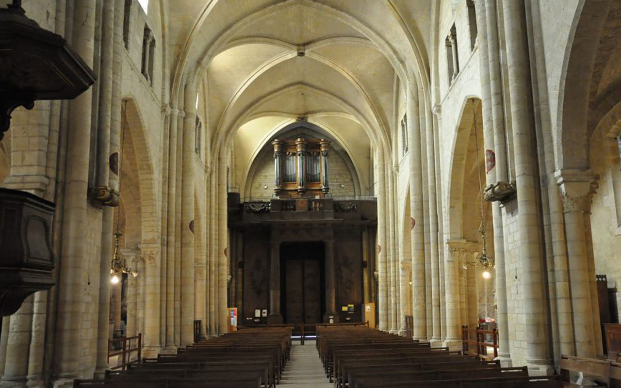 Интерьер церкви Сен-Пьер.