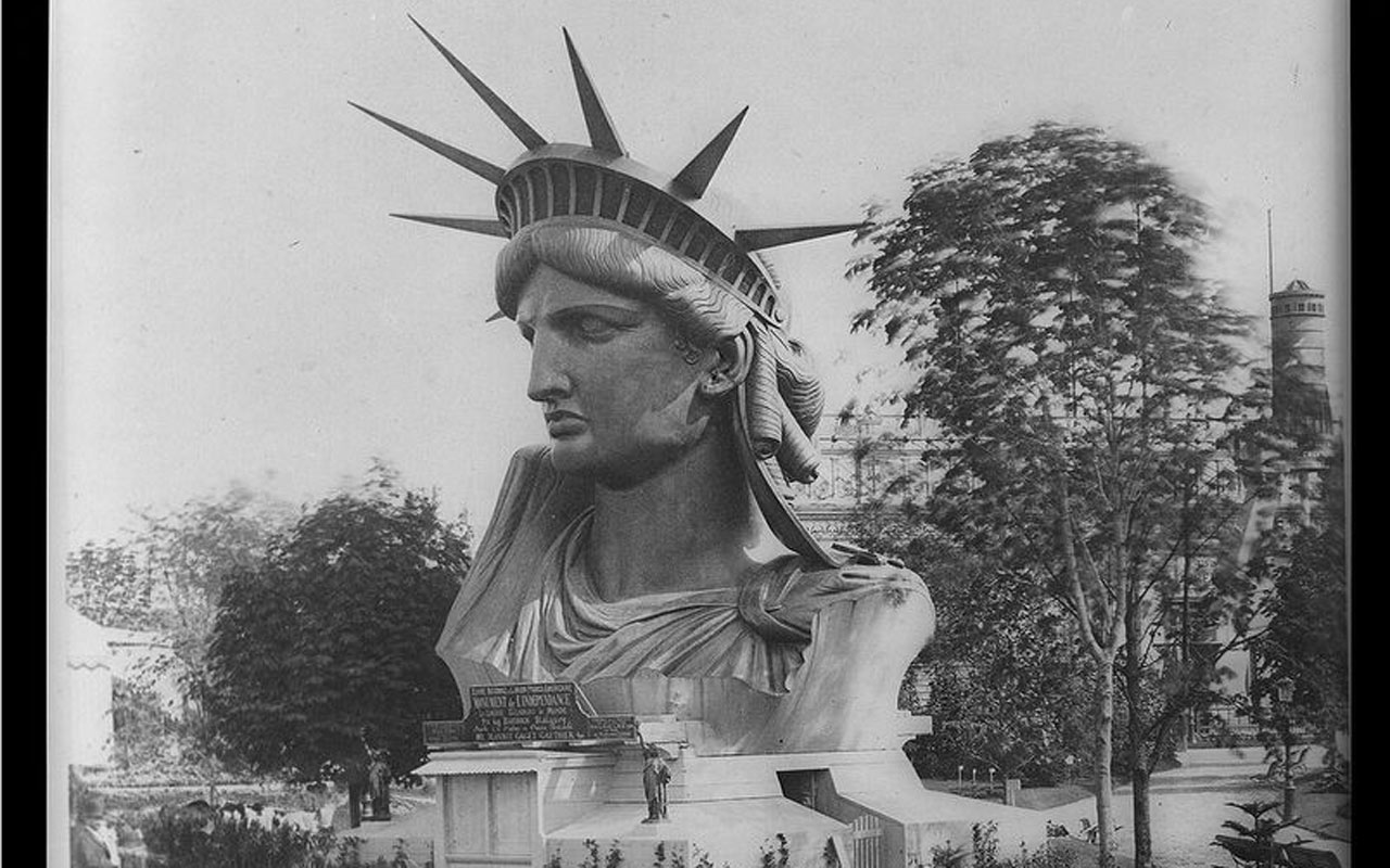 Голова Статуи Свободы в Париже.