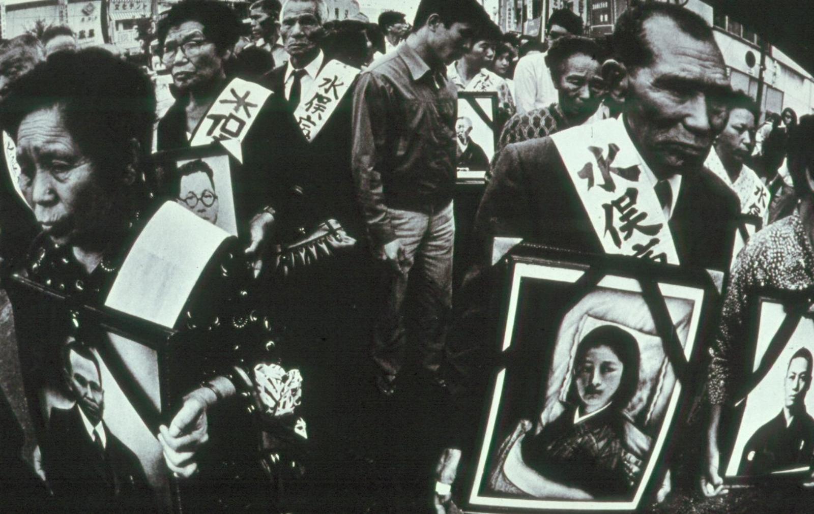 Протесты против «Chisso». Протестующие держат фото погибших. 