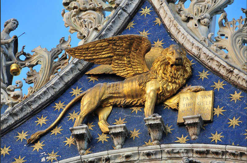 Крылатый лев на фасаде собора Святого Марка.