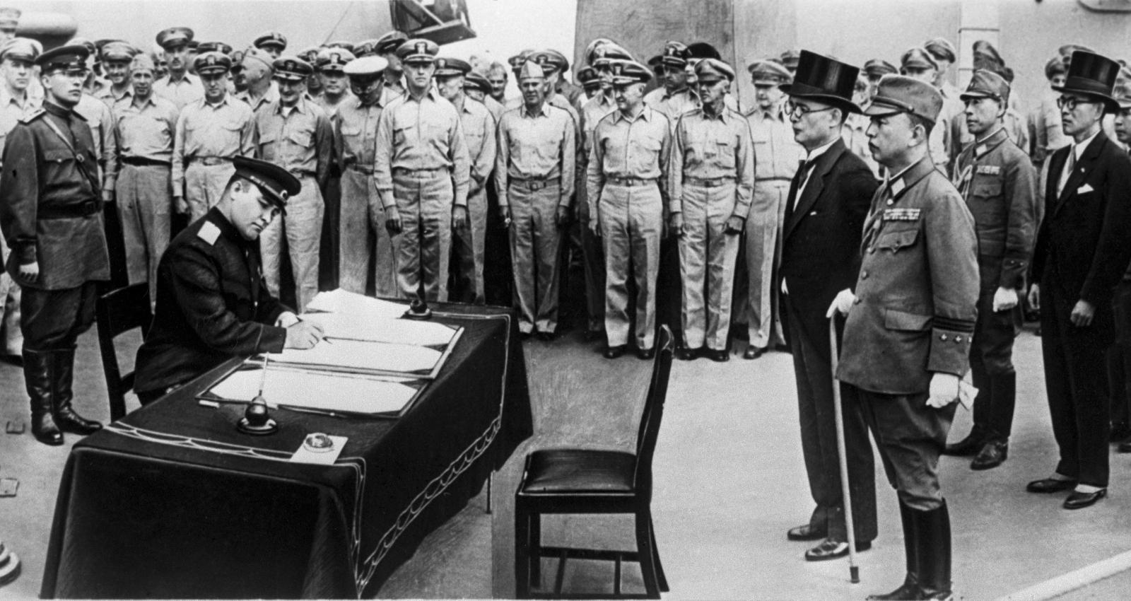 Представитель СССР генерал К. Н. Деревянко ставит свою подпись под актом о капитуляции Японии.