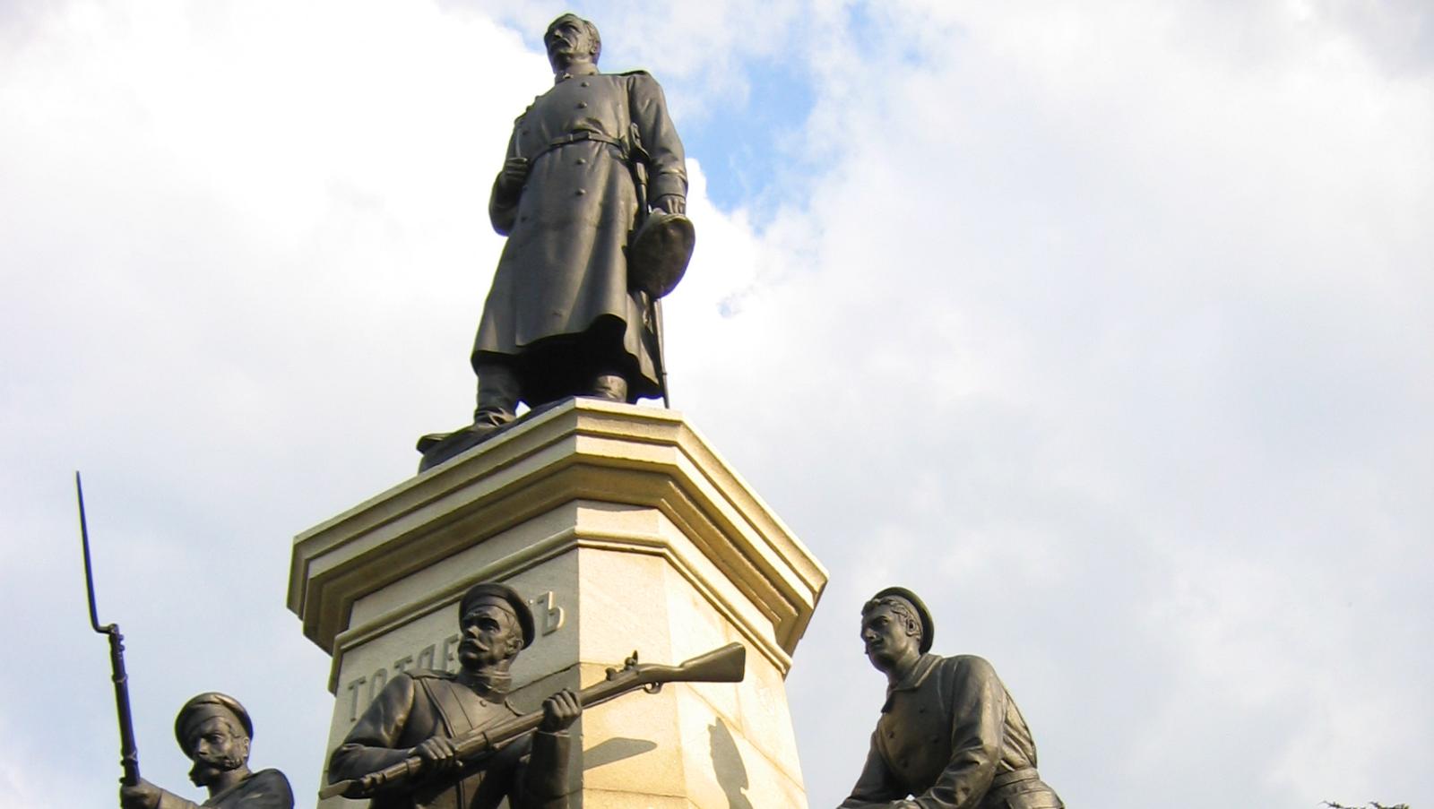 Памятник генералу Тотлебену в Севастополе.