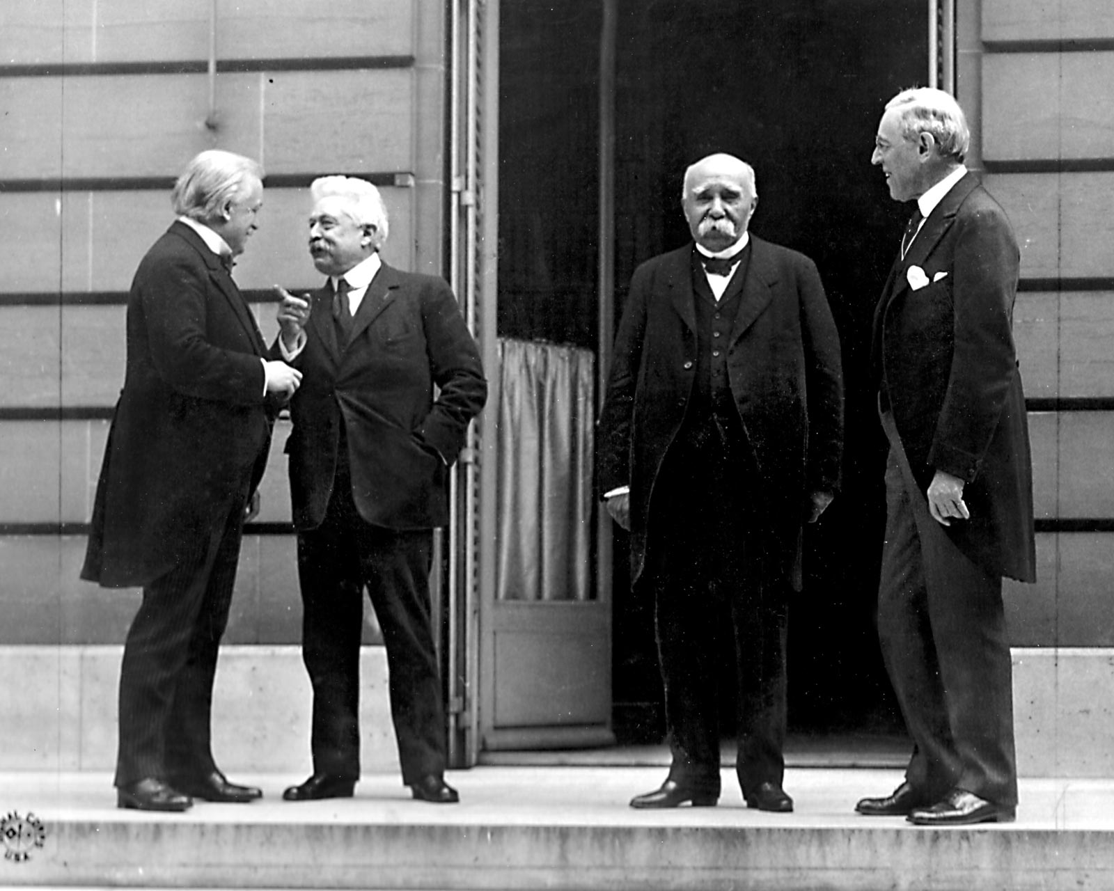 Совет четырёх в Версале: Дэвид Ллойд Джордж, Витторио Орландо, Жорж Клемансо и Вудро Вильсон.