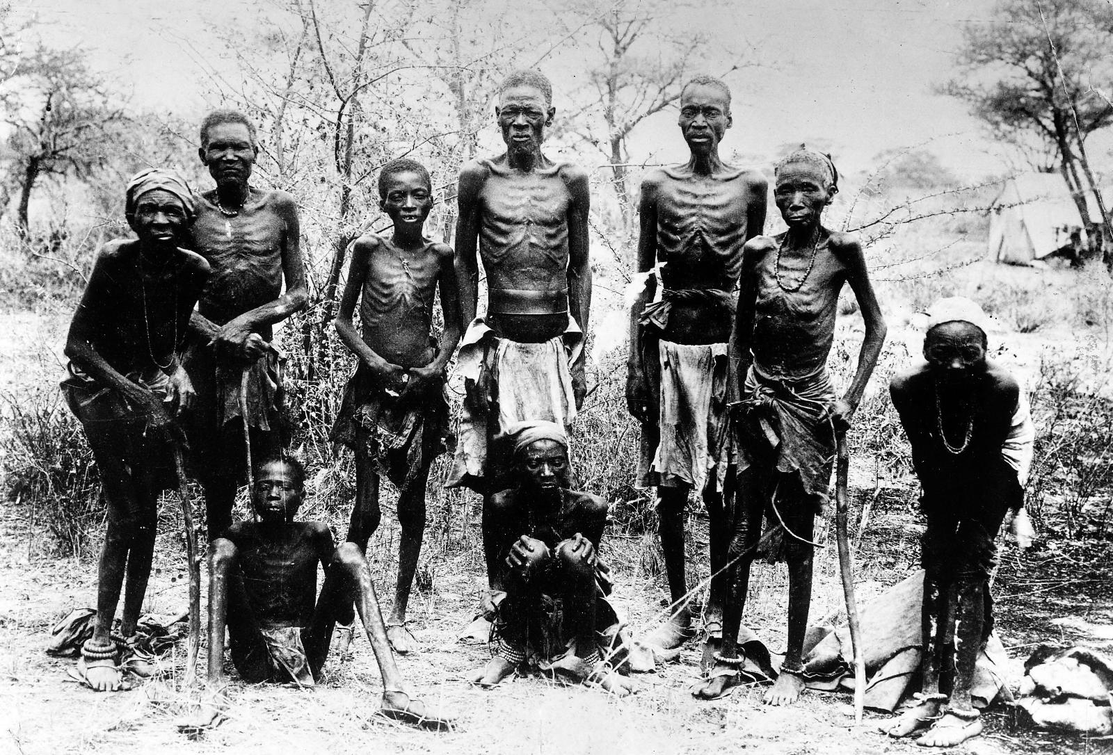 Выжившие гереро после преследования в пустыне.
