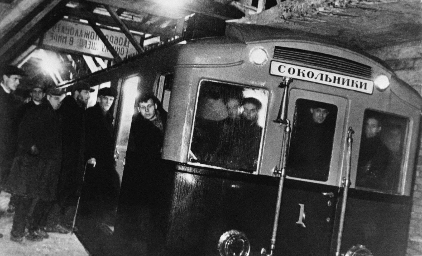 Первый поезд московского метро совершает пробный рейс, 1934 год.