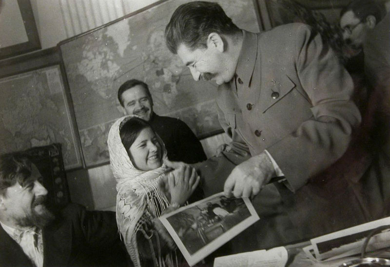 Сталин и Мамлакат Нахангова.