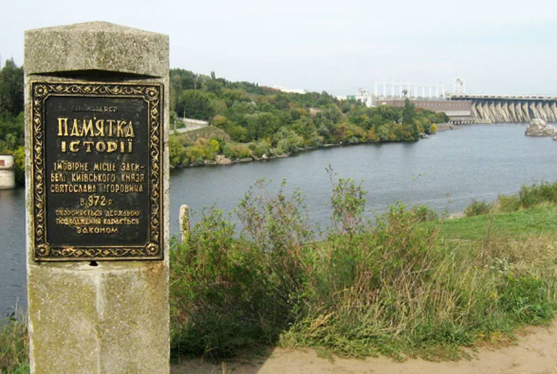 Памятник на предположительном месте гибели Святослава.