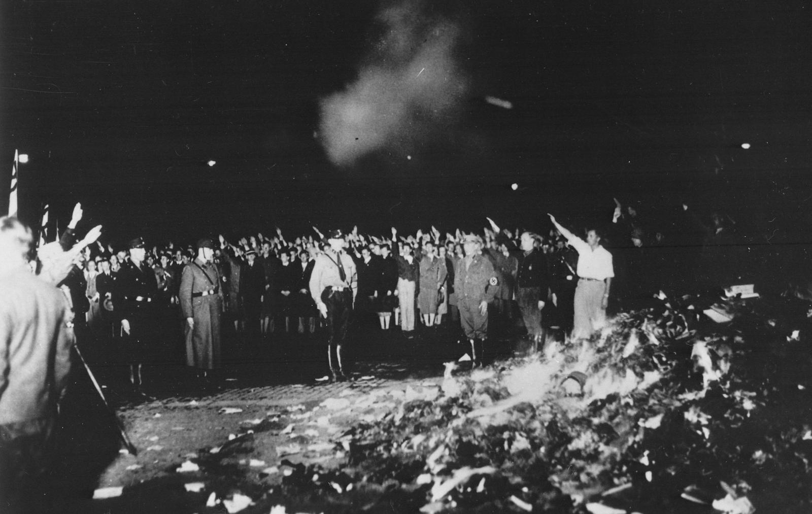 Нацисты сжигают книги, 10 мая 1933 года.