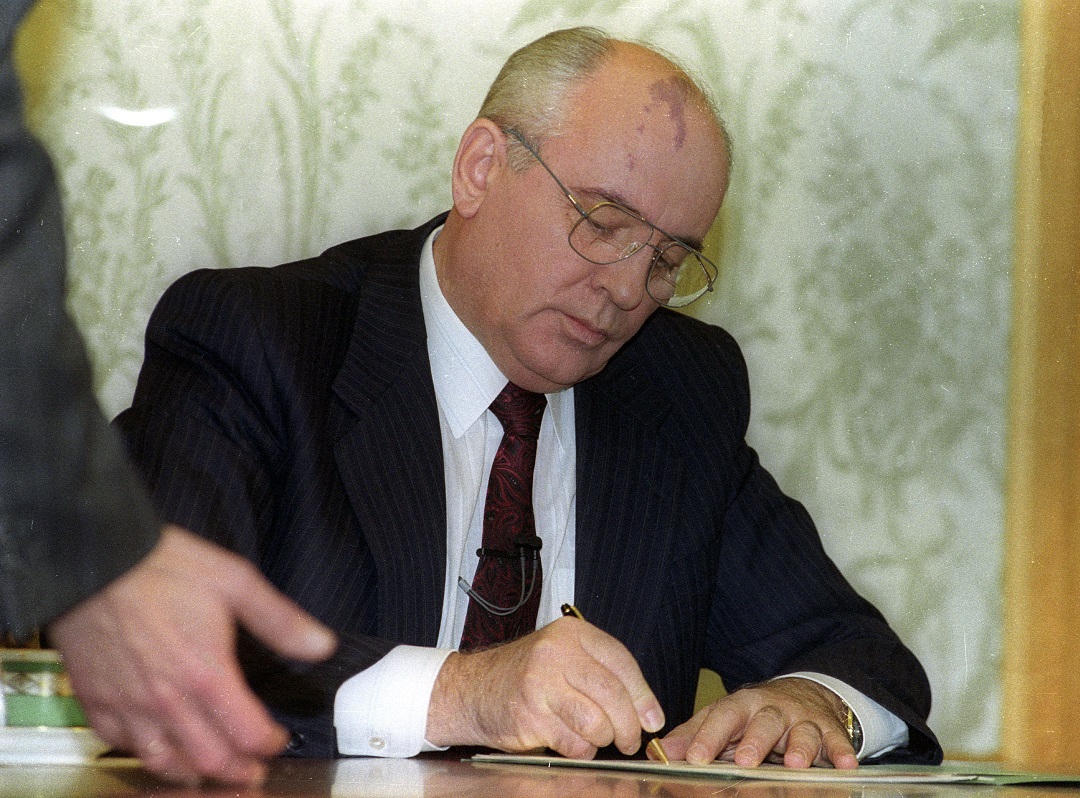 Президент Горбачев подписывает документ о своей отставке
