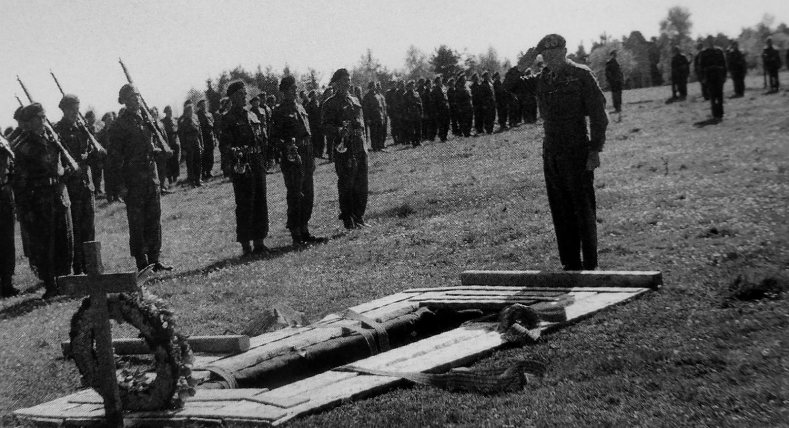 Фельдмаршал Монтгомери у могилы своего адъютанта в Люнебургской пустоши, апрель 1945 года.