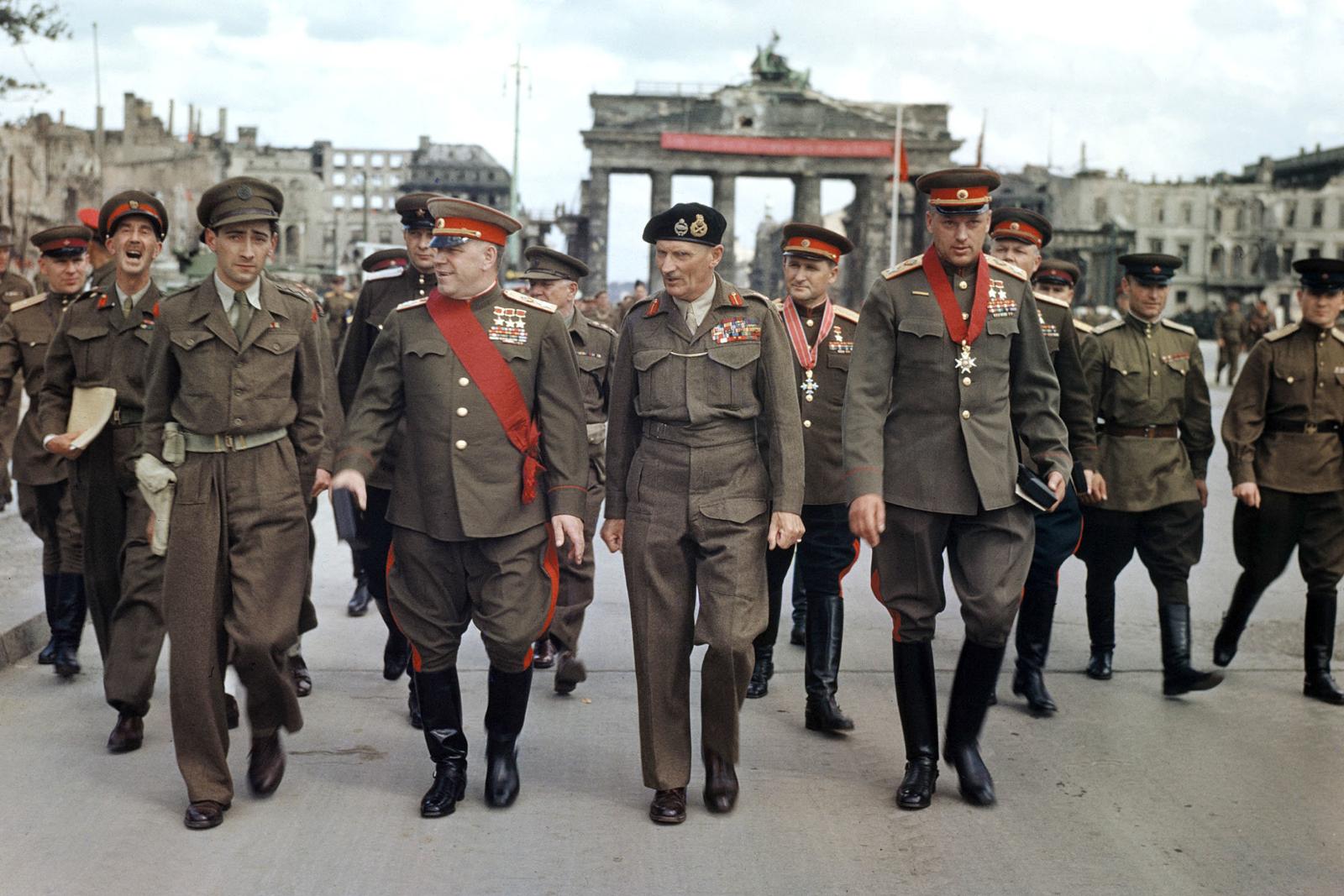 Британский фельдмаршал Монтгомери и советские военачальники.