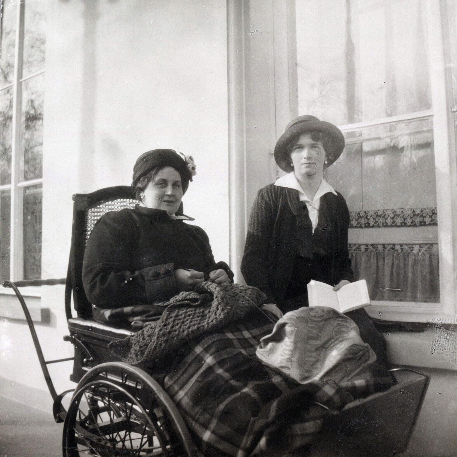 Анна Вырубова в инвалидной коляске с великой княжной Ольгой Николаевной, 1915-1916.