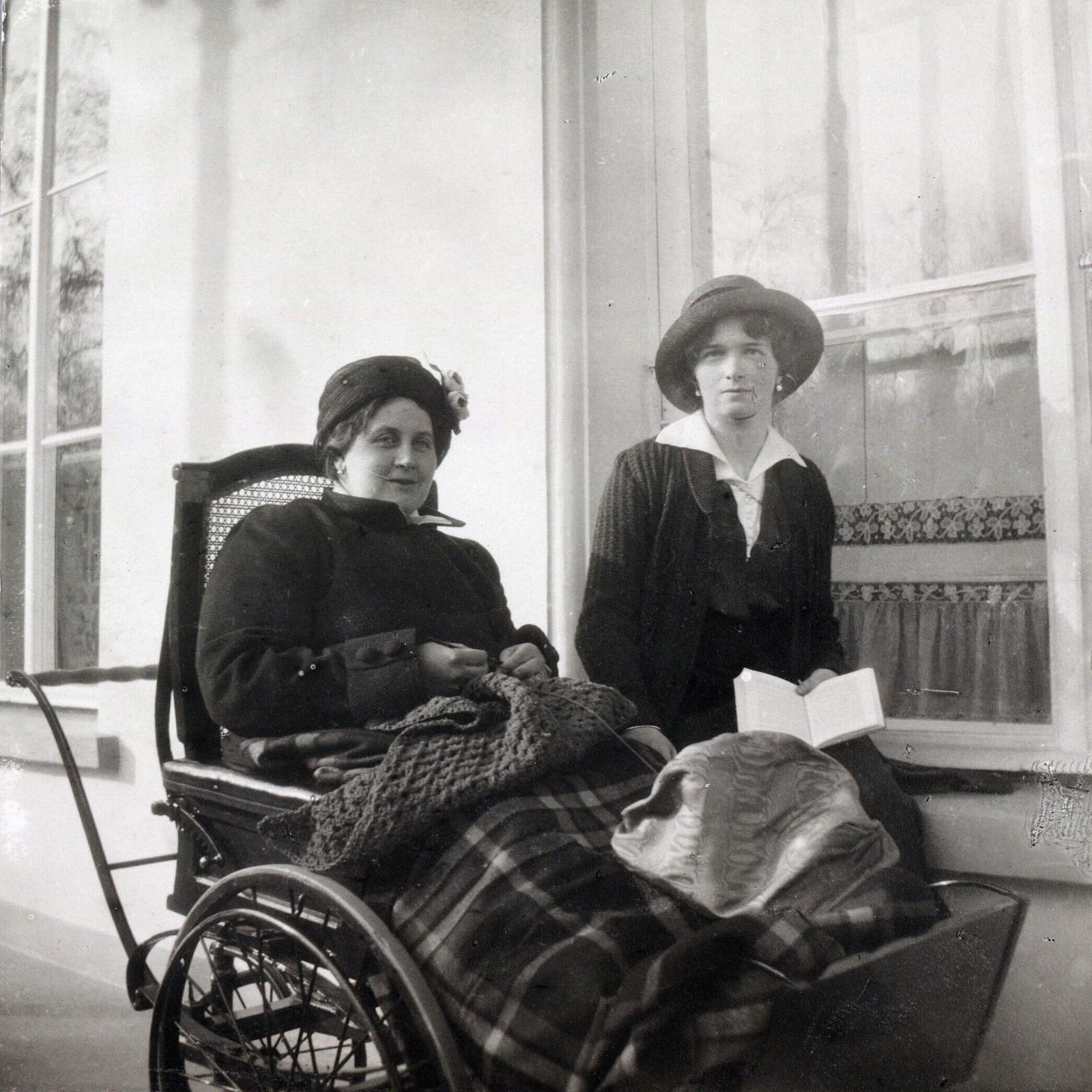 Анна Вырубова в инвалидной коляске с великой княжной Ольгой Николаевной, 1915−1916. Источник: wikipedia.org Анна Вырубова в инвалидной коляске с великой княжной Ольгой Николаевной, 1915−1916. Источник: wikipedia.org