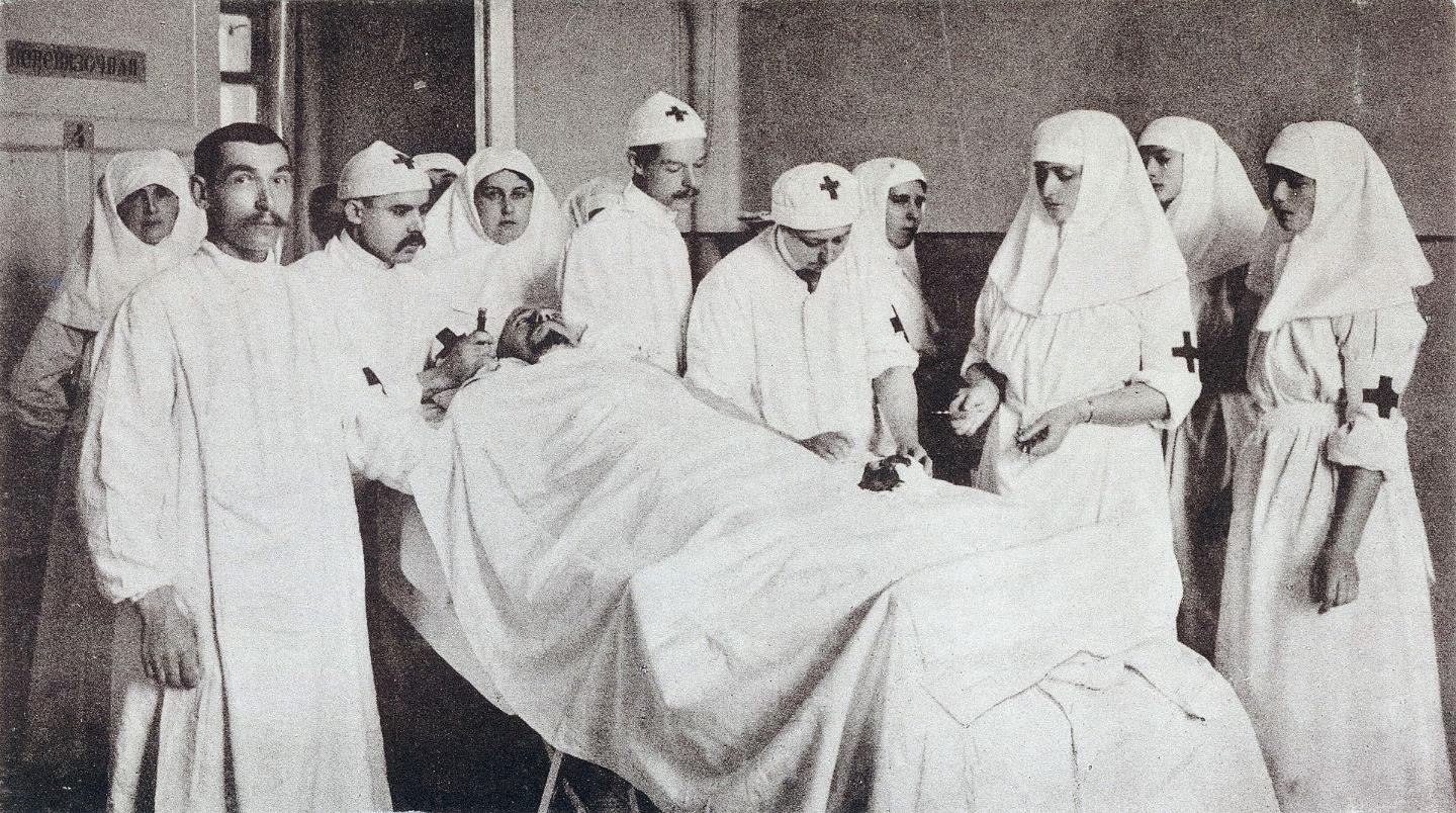 В операционной. Анна Вырубова у изголовья. Источник: wikipedia.org В операционной. Анна Вырубова у изголовья. Источник: wikipedia.org