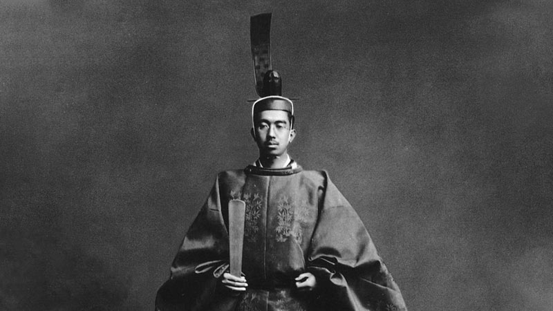 Юный император в церемониальных одеждах, 1928.