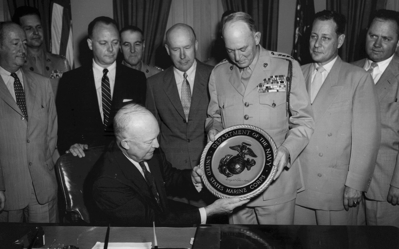 Эйзенхауэр презентует Печать Корпуса Морской пехоты, 22 июня 1954. 