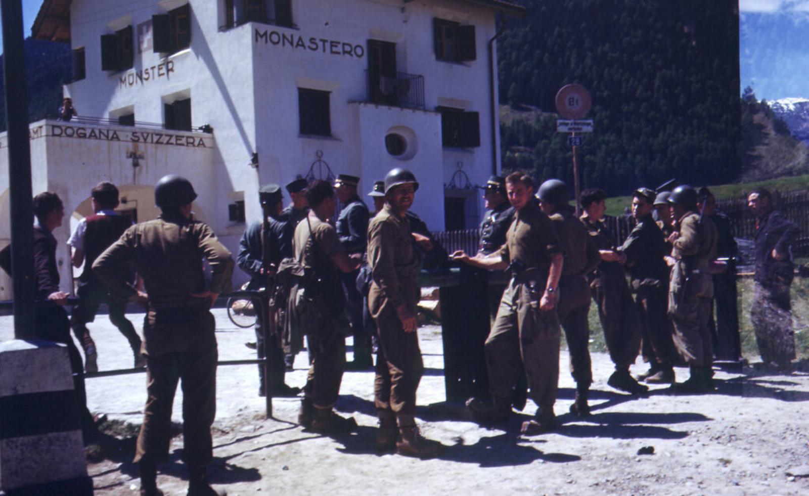 Американская армия на швейцарской границе, май 1945 года.