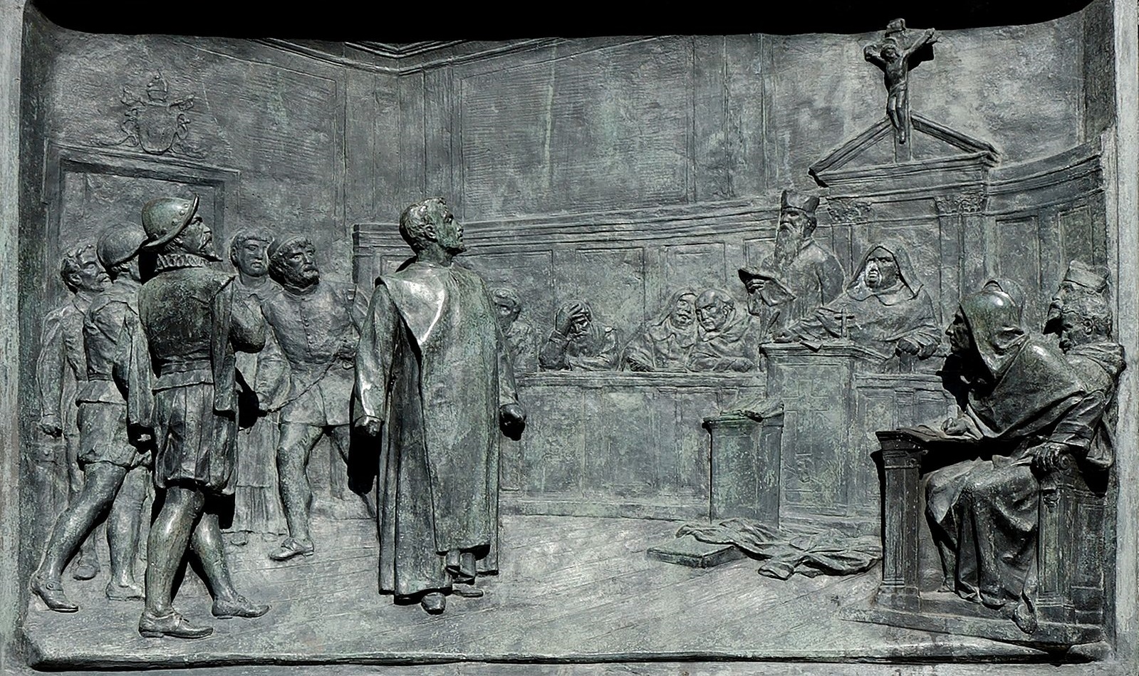 Джордано Бруно перед судом инквизиции. Барельеф на памятнике в Риме.