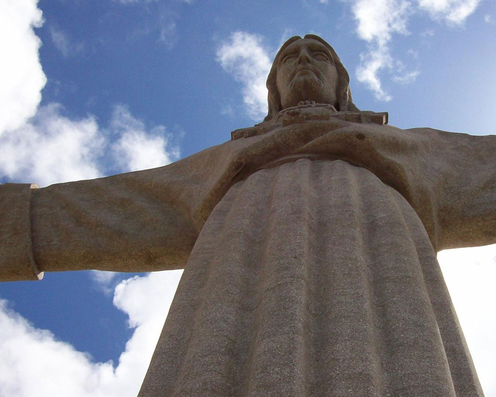 Статуя Иисуса Христа в Португалии.
