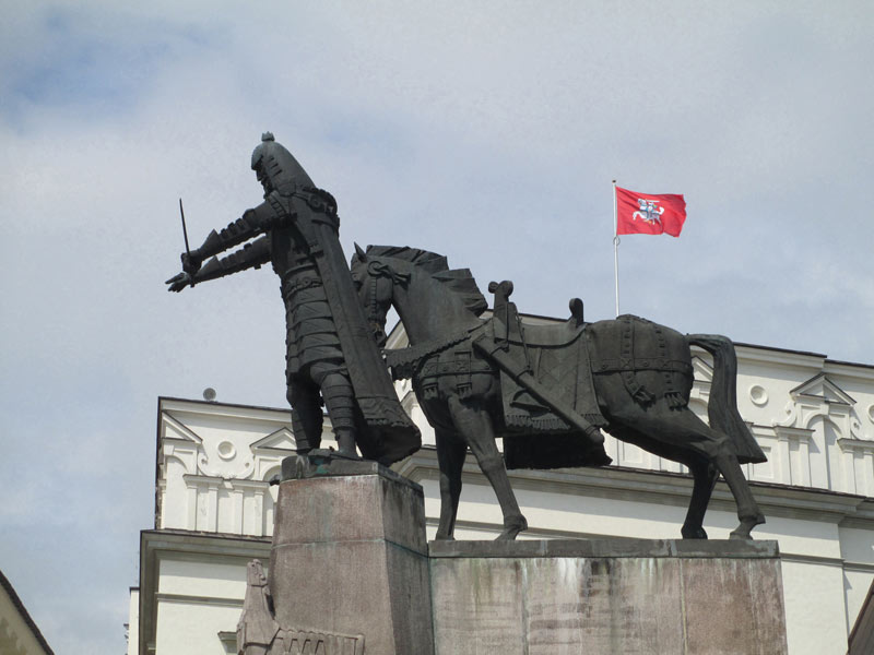 Памятник Гедимину в Вильнюсе.