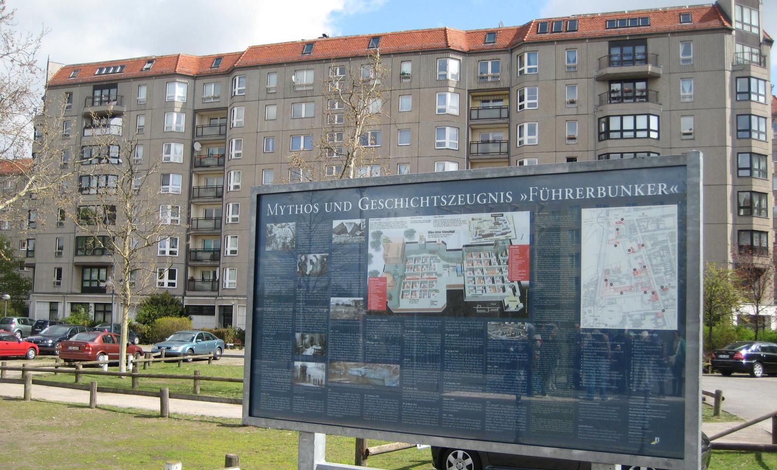 В 2006 году на месте фюрербункера установили специальный стенд с информацией.
