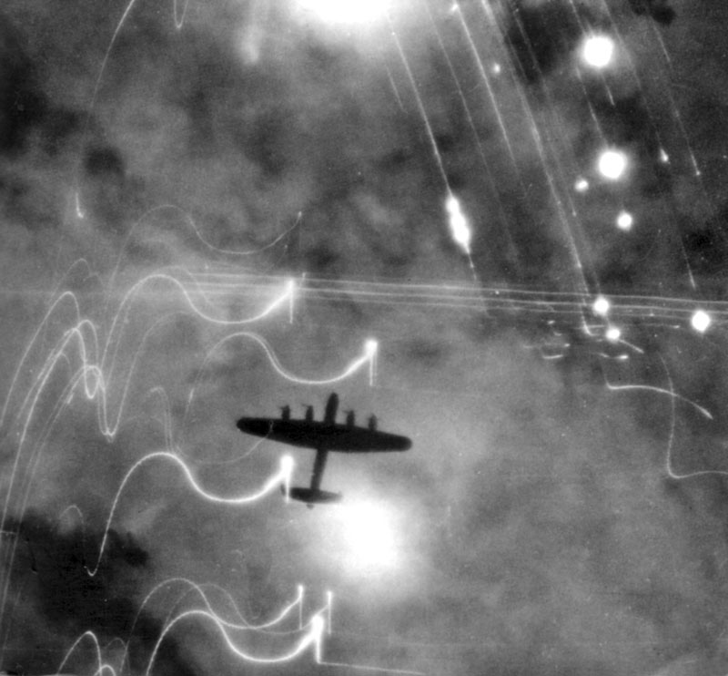 Бомбардировщик Lancaster над Гамбургом.