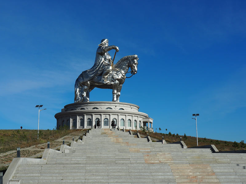 Статуя Чингисхана в Цонжин-Болдоге.