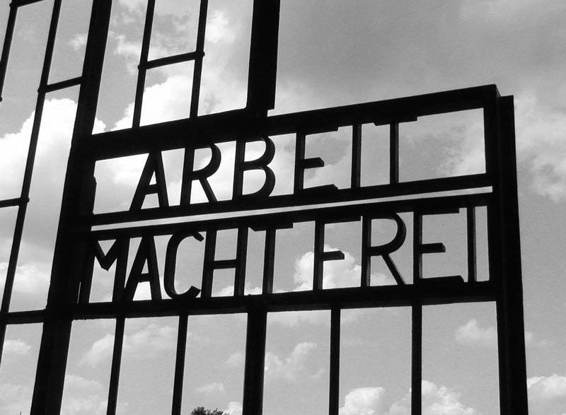 Надпись на воротах лагеря «Труд освобождает».