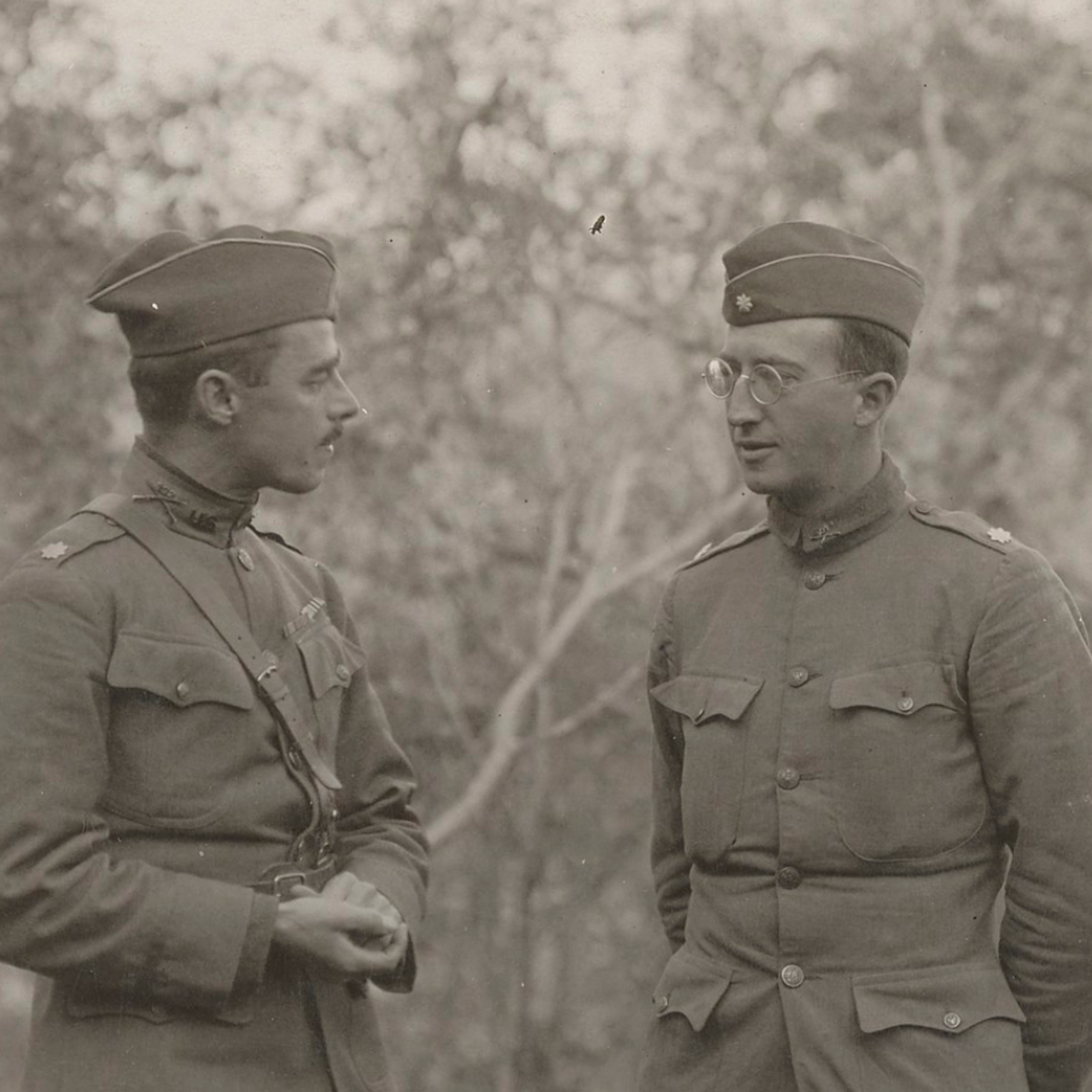 Майор Уиттлси (справа) разговаривает с майором Кенни из 307-го пехотного полка.