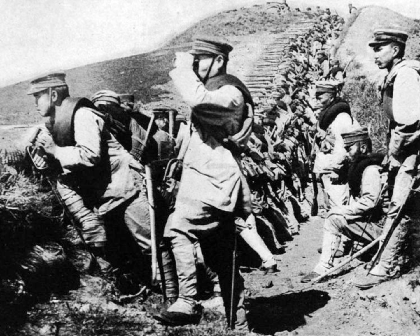 Японские солдаты в окопах. 