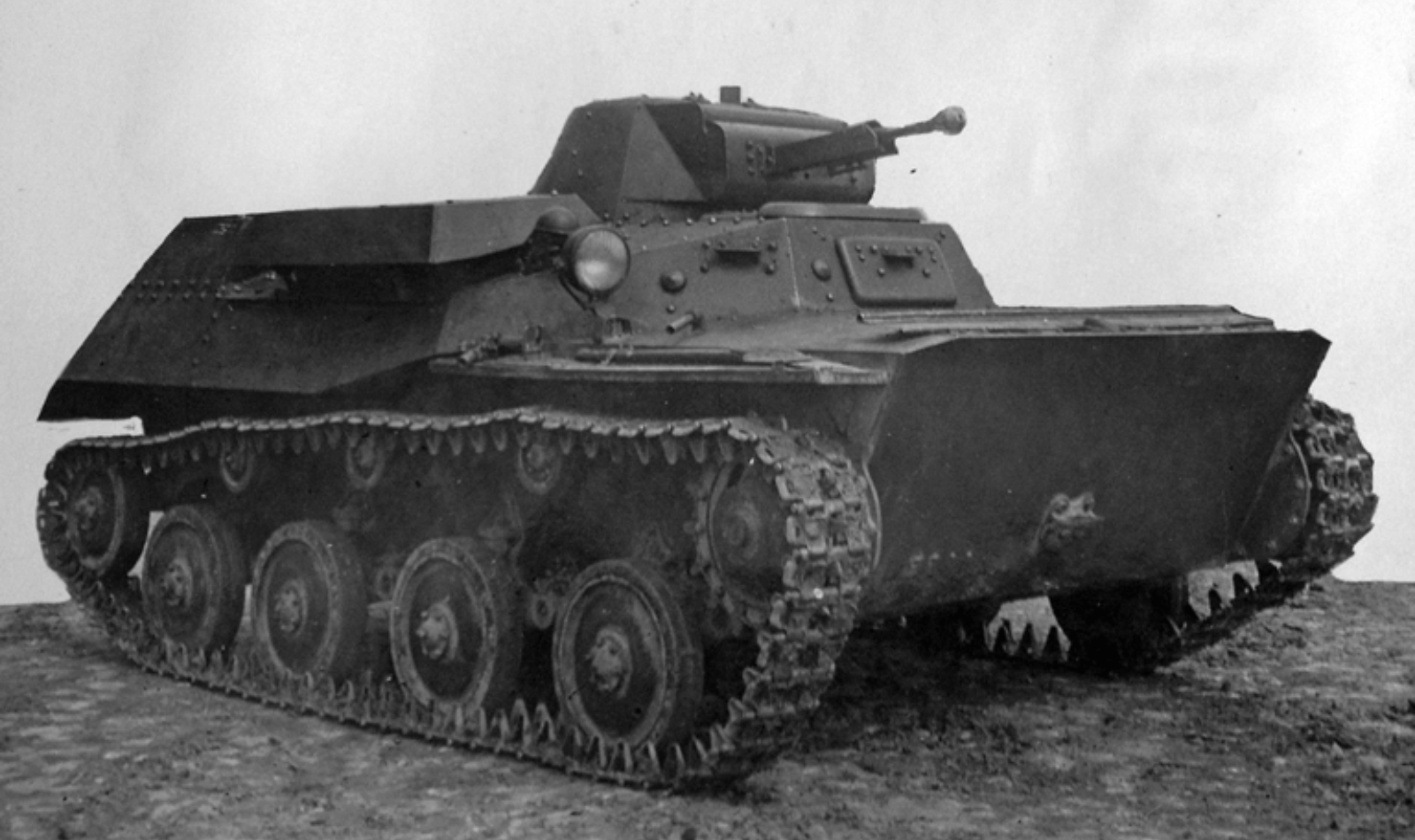 Плавающий танк Т-40 с пулеметом ДШК. 