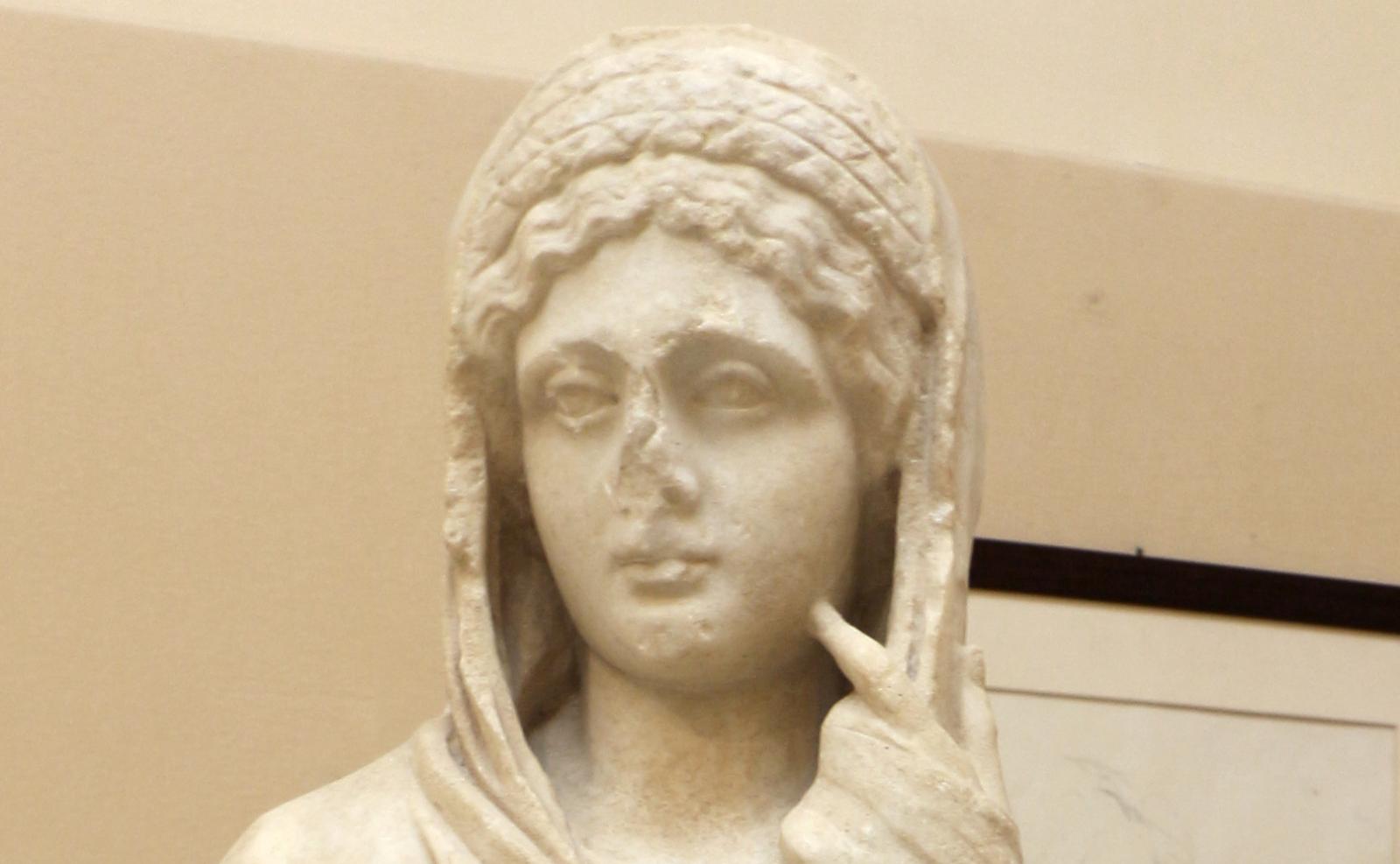Статуя Фаусты со сбитым носом.