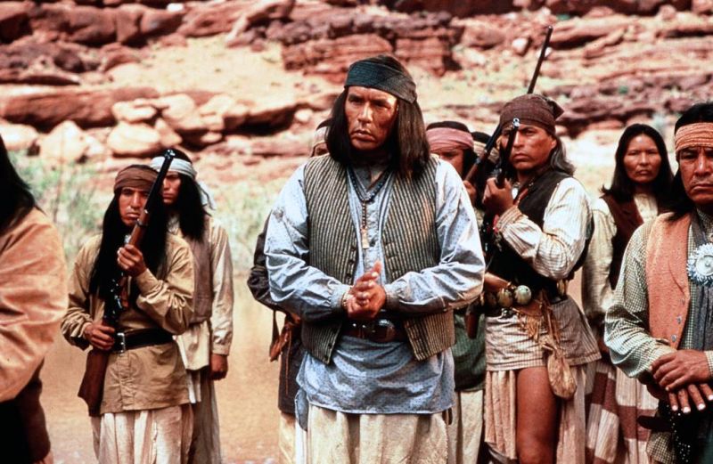 Апачи, кадр из х/ф «Джеронимо…» (1993)