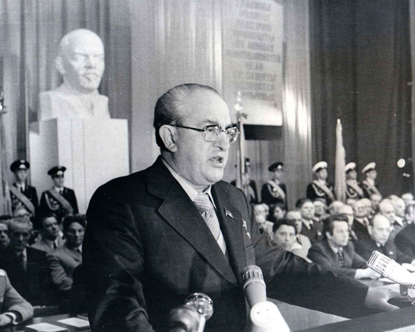 Юрий Андропов на трибуне.