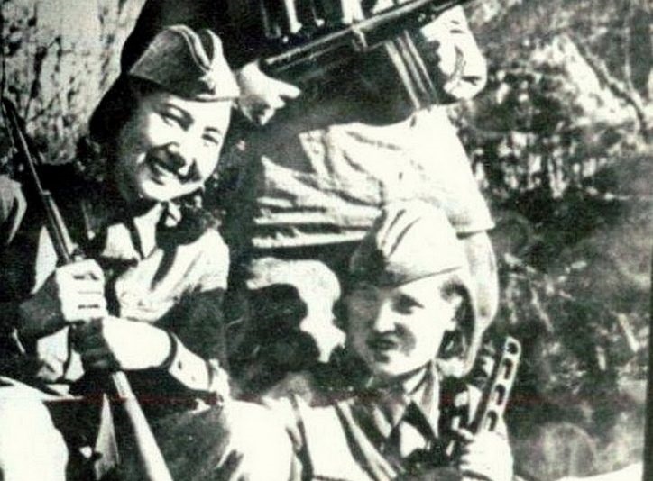 Зиба Ганиева (слева) с фронтовыми товарищами