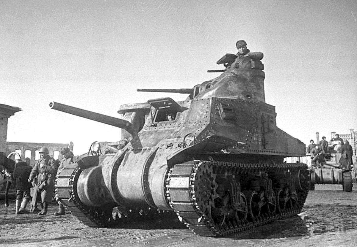 Танк «Генерал Ли» в освобожденной Вязьме, март 1943 г.