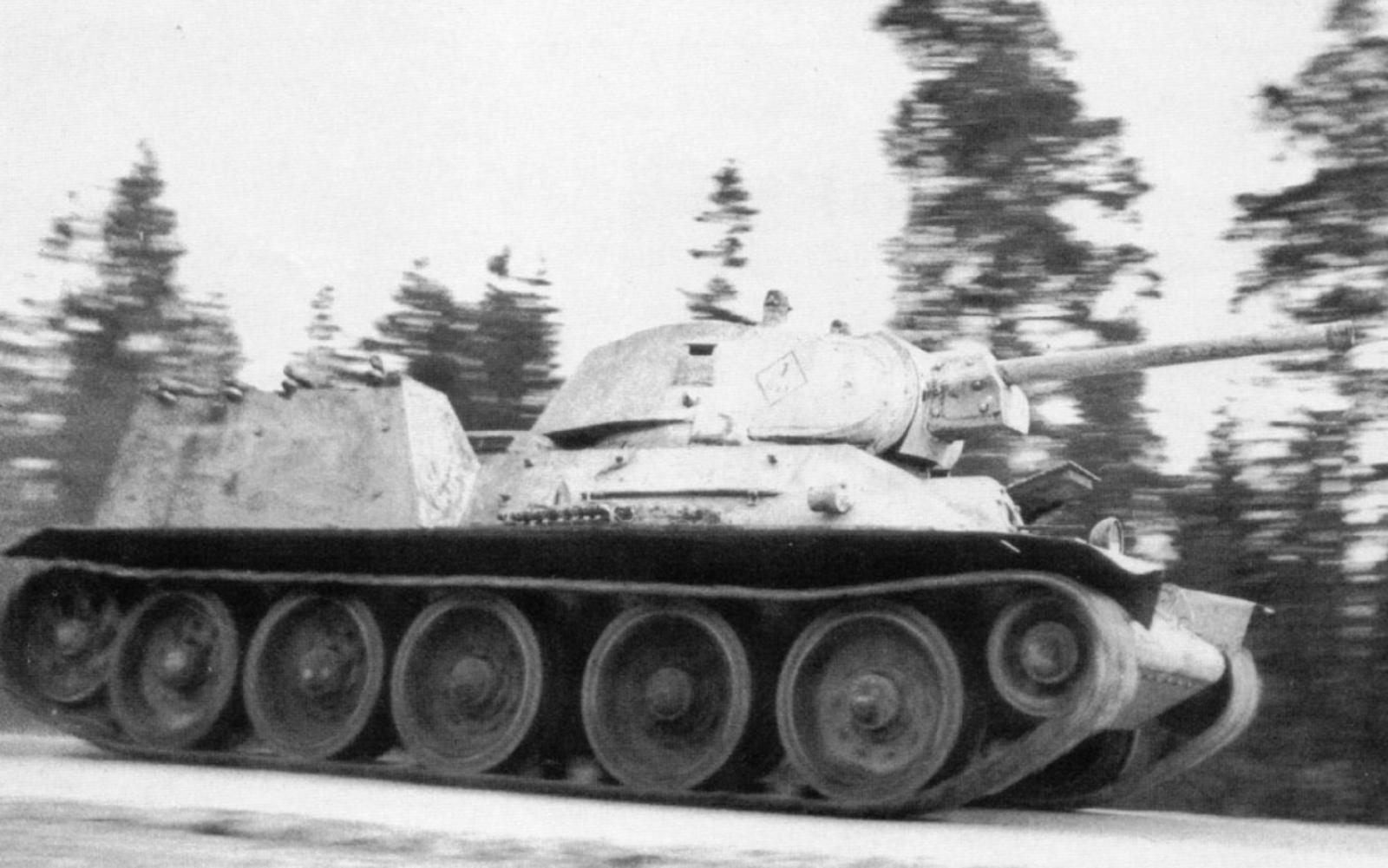 Т-34 с установкой огнеметов ФОГ. Западный фронт, 1942 год.