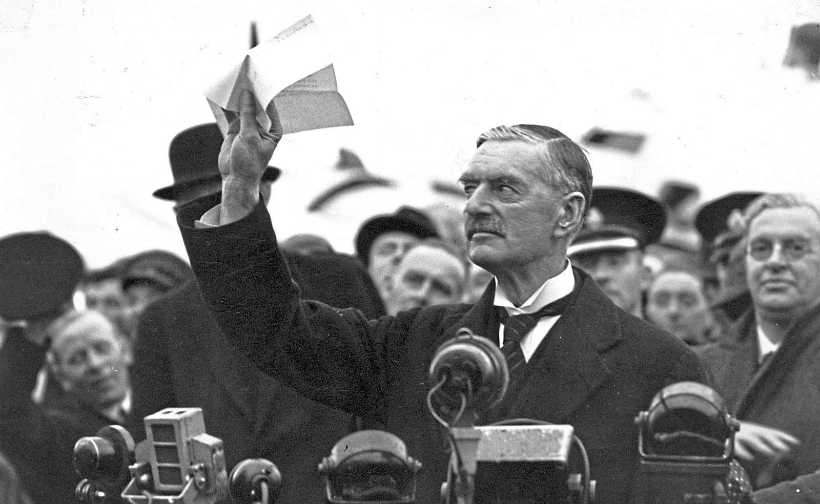 После возвращения в Лондон Невилл Чемберлен заявил, что Мюнхенское соглашение – это гарантия мира в Европе.