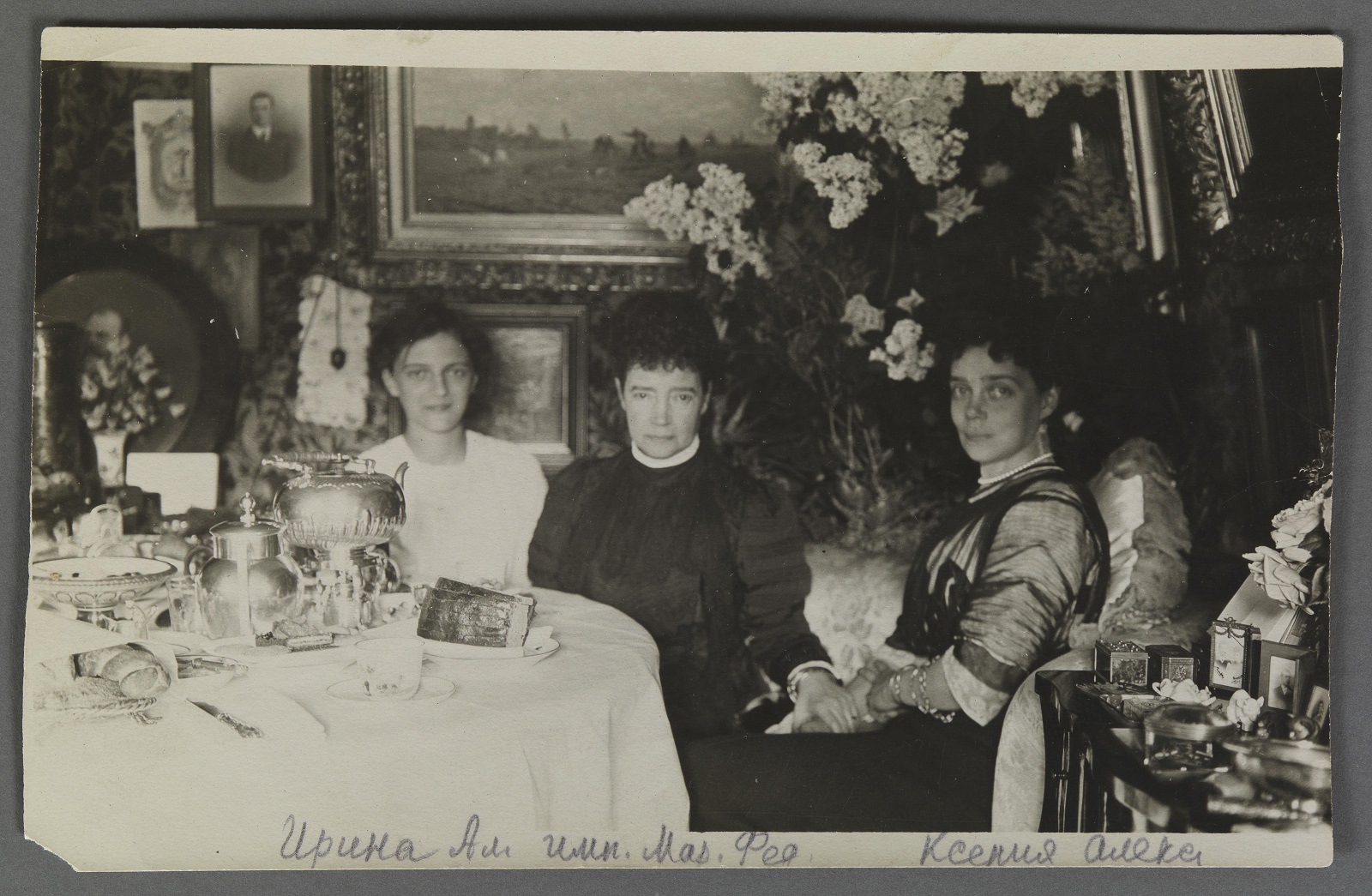 Вдовствующая императрица Мария Федоровна с дочерью и внучкой за чаем в гостиной Гатчинского дворца