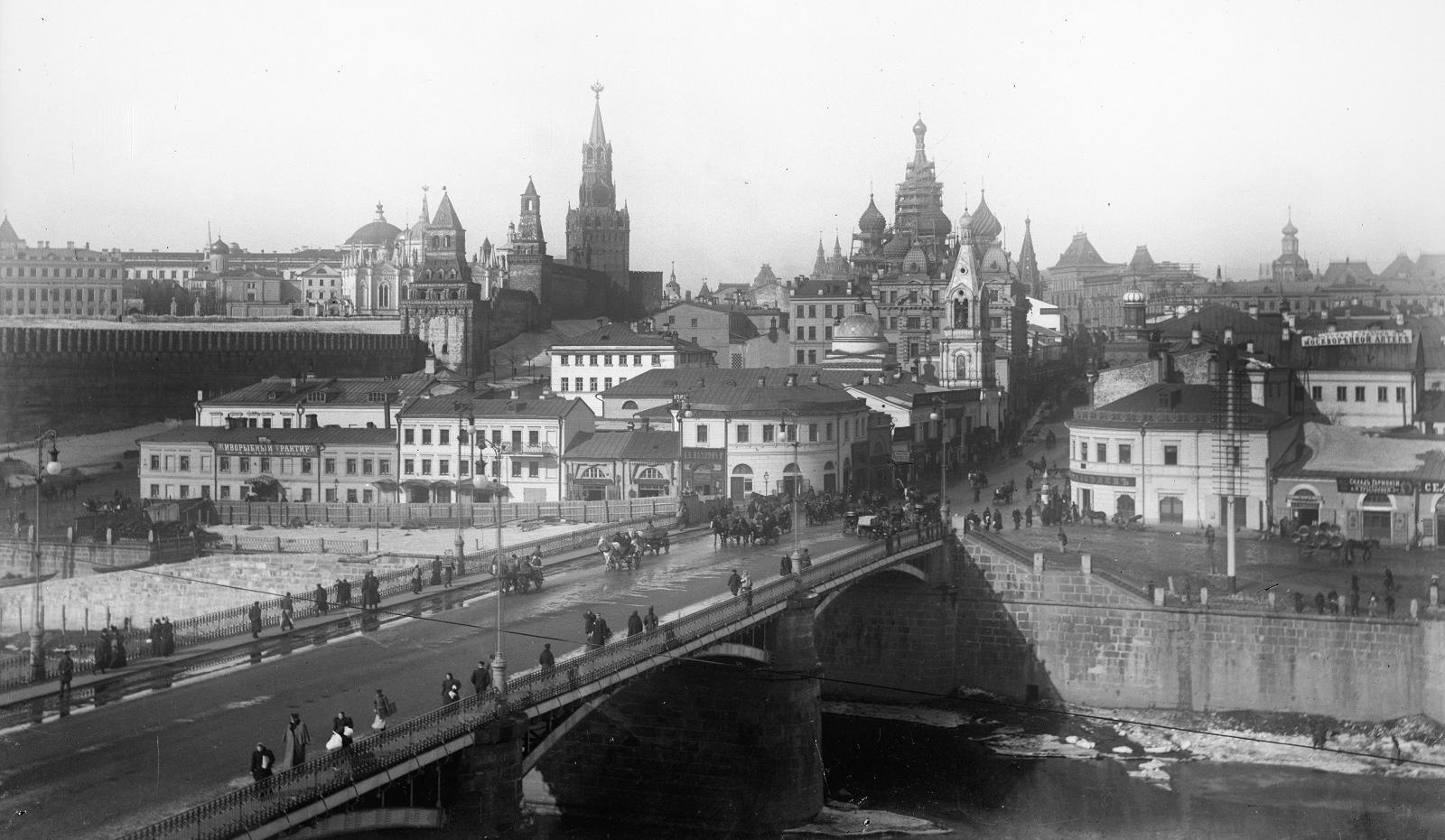 Вид Московского Кремля и Москворецкого моста, не позднее 1909 г.