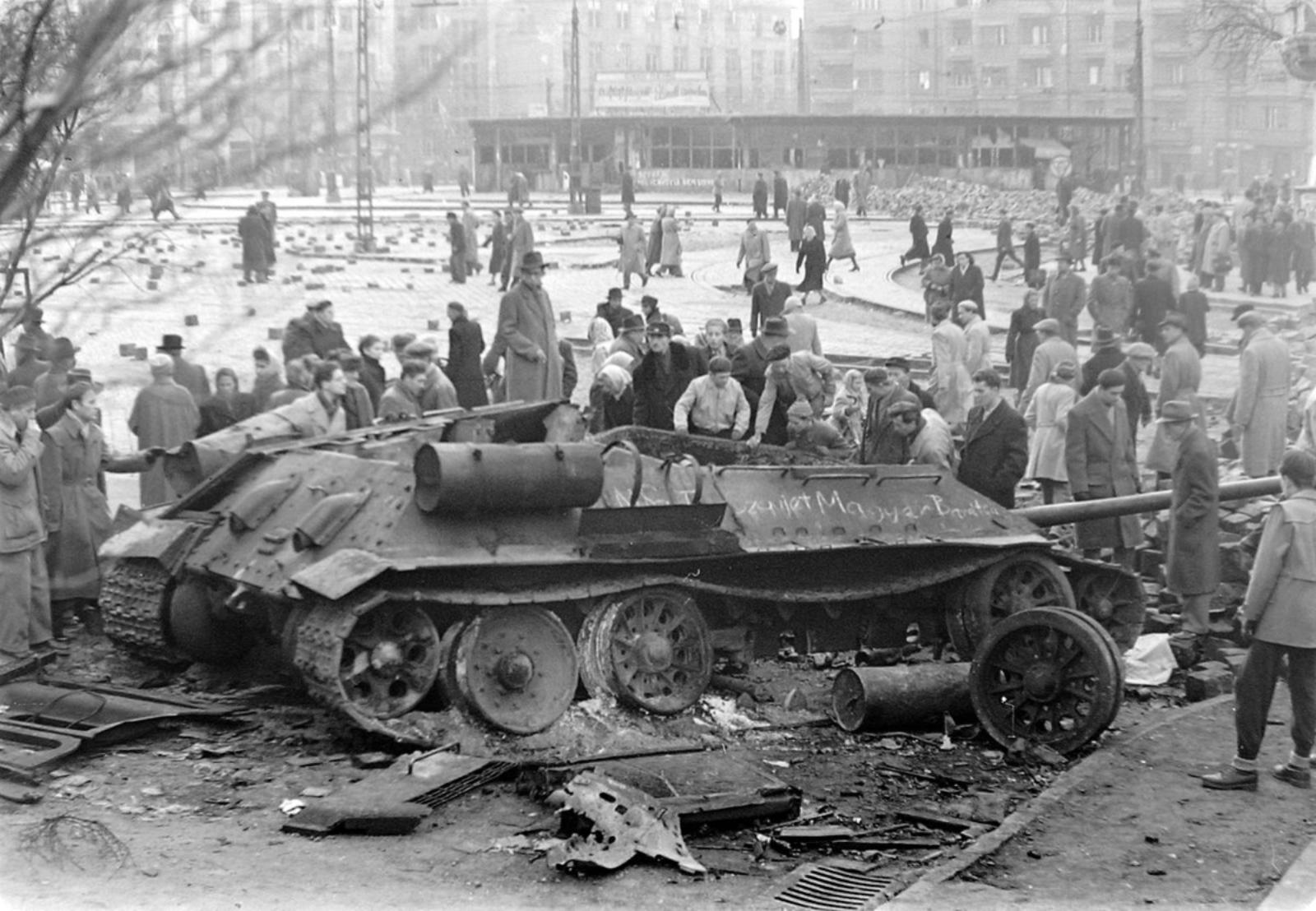Уничтоженный советский танк Т-34−85 в Будапеште, 1956 год.