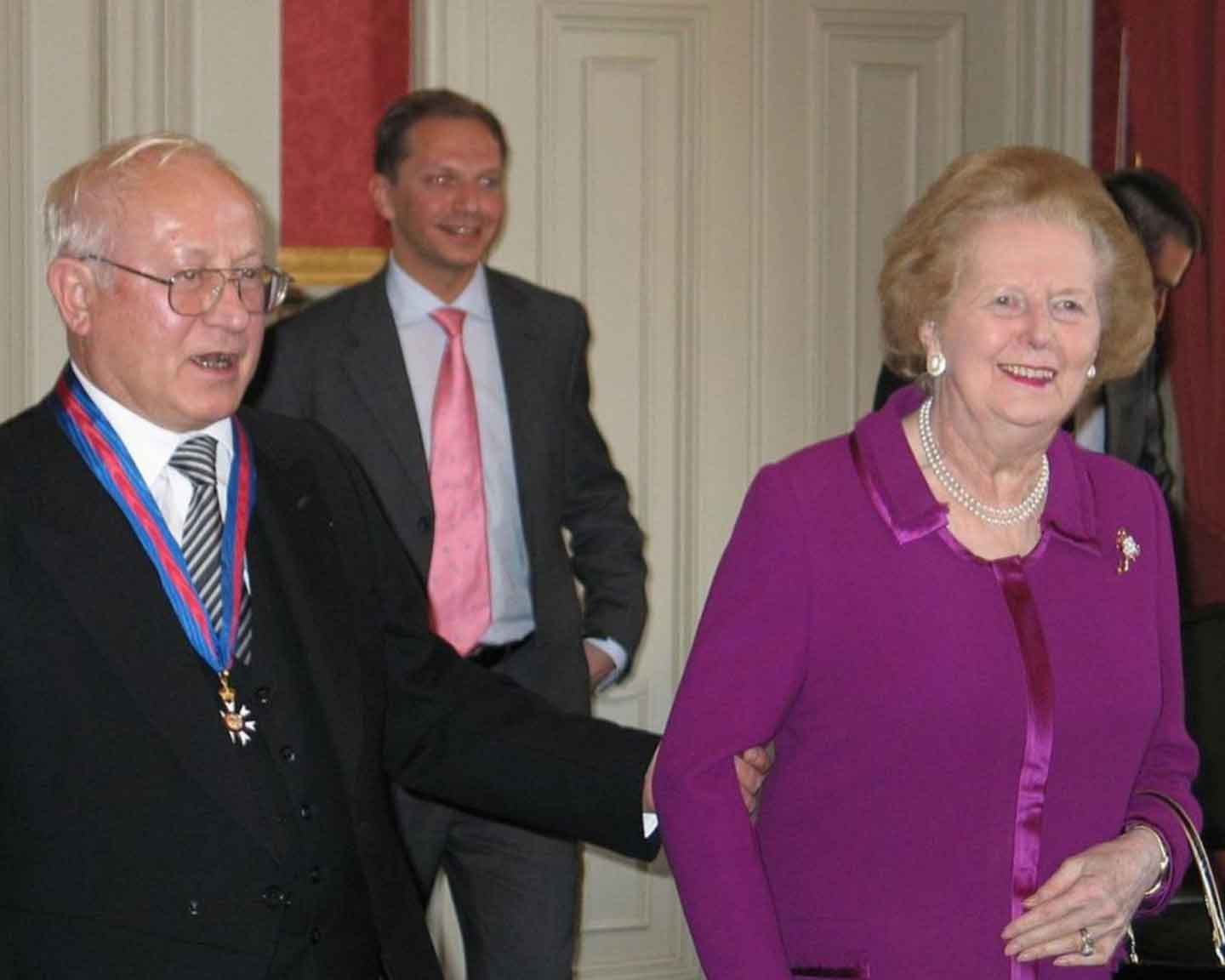 Маргарет Тэтчер поздравляет Олега Гордиевского с награждением орденом, 18 октября 2007 года. 