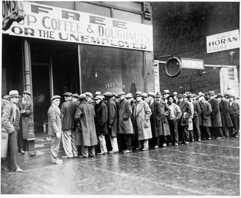 Безработные мужчины у бесплатной столовой Аль Капоне.